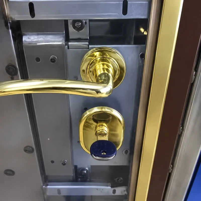 Manivela y cerradura de latón instaladas en puerta blindada