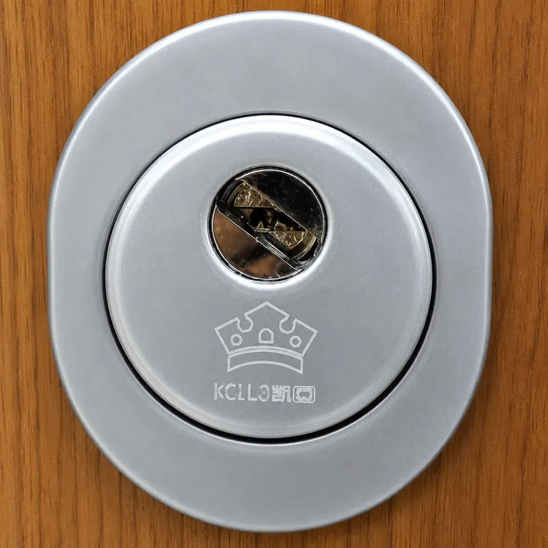 Escudo protector antitaladro instalado en puerta de madera
